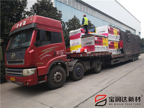 寶潤達(dá)山東聚苯一體板項(xiàng)目裝車發(fā)貨