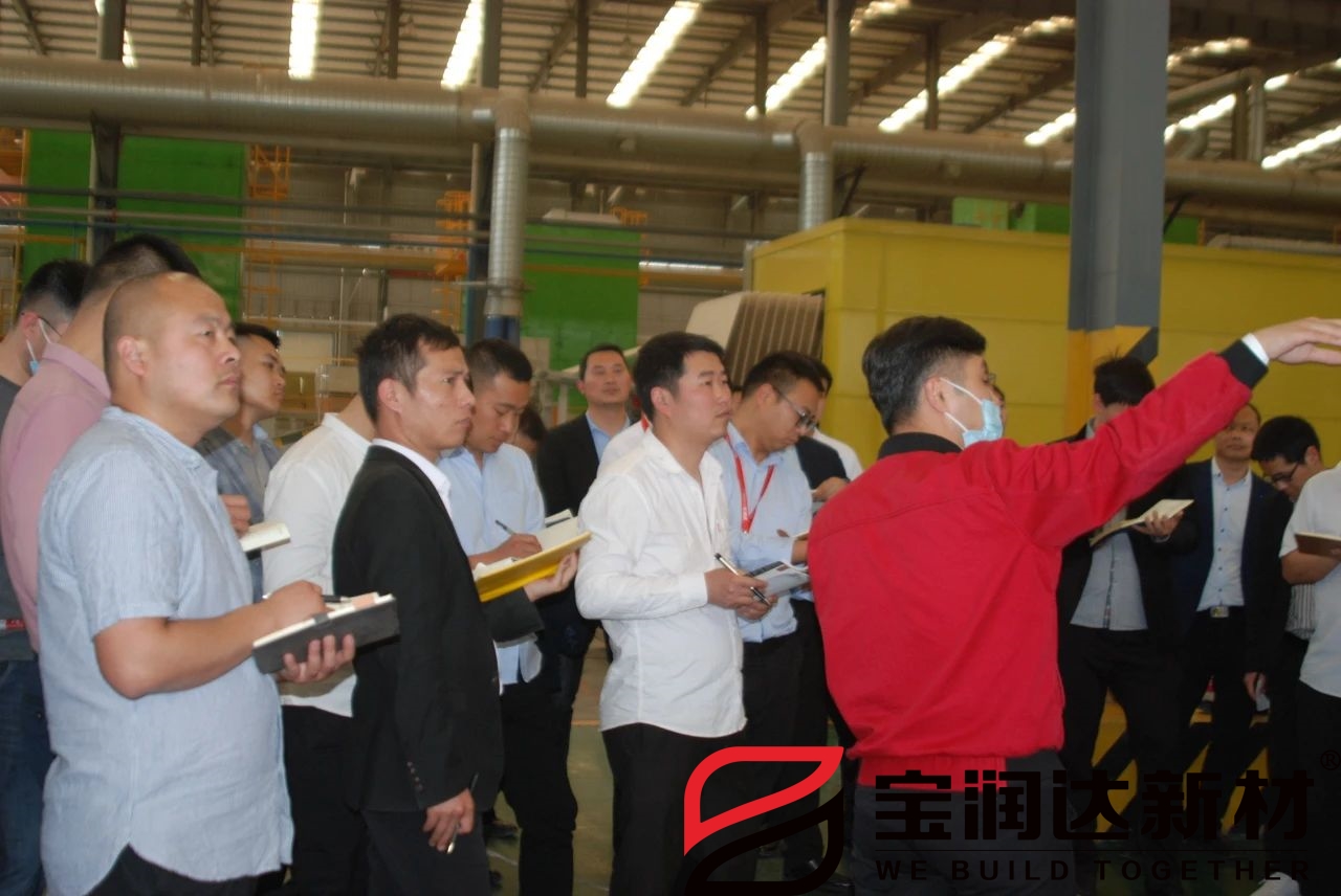 聚氨酯復(fù)合板產(chǎn)線負(fù)責(zé)人為大家講解